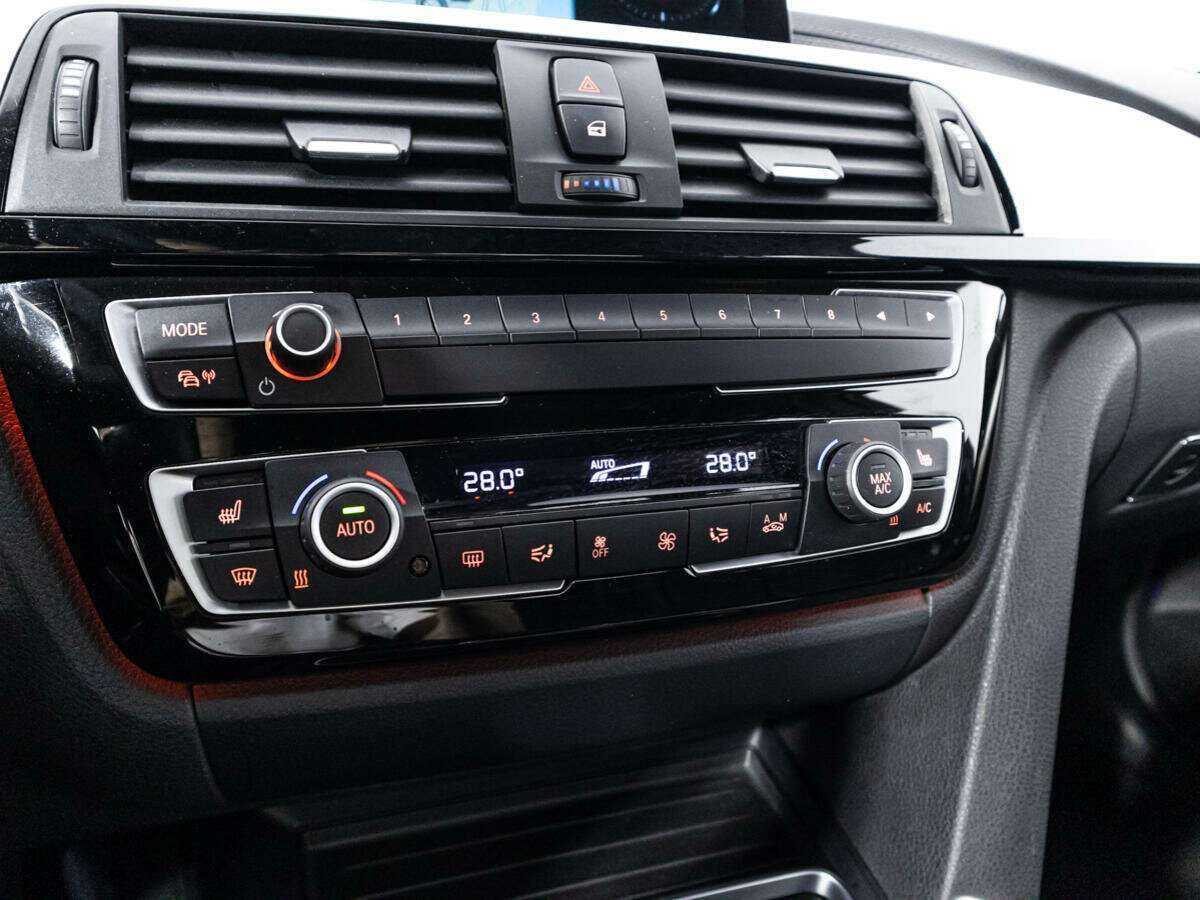 BMW 3 серии 320i xDrive, 2018 Фото №16